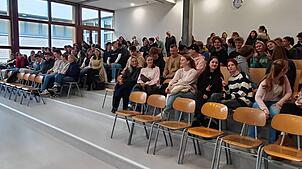 Der Musiksaal ist gut gefüllt, als die Bundestagskandidaten sprechen. Bild: Schule