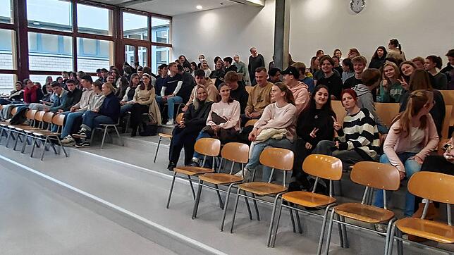 Der Musiksaal ist gut gefüllt, als die Bundestagskandidaten sprechen. Bild: Schule