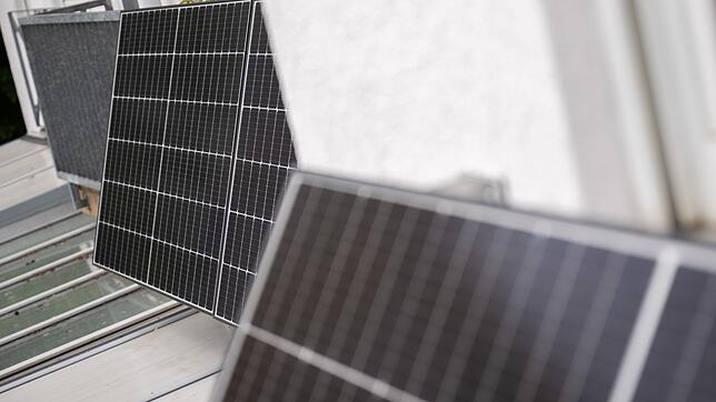 Steckersolargeräte im Aufwind: Die Zahl installierter Balkonkraftwerke in Deutschland hat 2025 die Marke von einer Million geknackt.