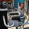 Am 2. Juni geht es wieder los: Elina Maier reinigt im Fitness-Studio Easy Fit die Geräte. Die Zeit wird jetzt genutzt, alles gründlich ...