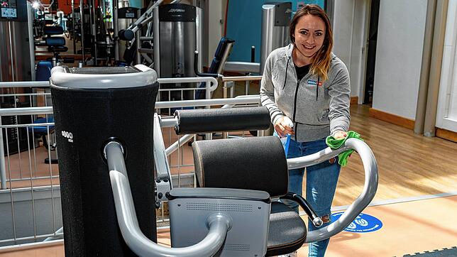 Am 2. Juni geht es wieder los: Elina Maier reinigt im Fitness-Studio Easy Fit die Geräte. Die Zeit wird jetzt genutzt, alles gründlich ...
