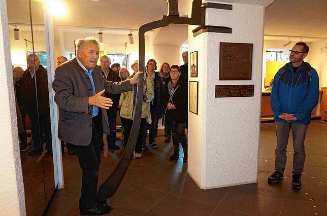 Interessante Einblicke: Seniorchef Christof Grassmayr führt ebenso informativ wie humorvoll durch das Glockenmuseum. Bild: Ursula Freudig