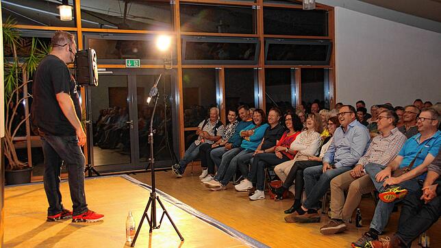 Mit schwäbischem Wortwitz und Comedy begeistert Markus Zipperle das Publikum beim Comedy-Abend in Walbertsweiler. Bild: Sandra Häusler