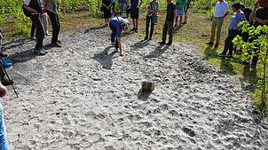 Irene Blaha zeigt eine der Sandlinsen. Dort sind die Schichten sehr durchlässig und es kann kein Wasser gehalten werden. Bild: Sebastian ...