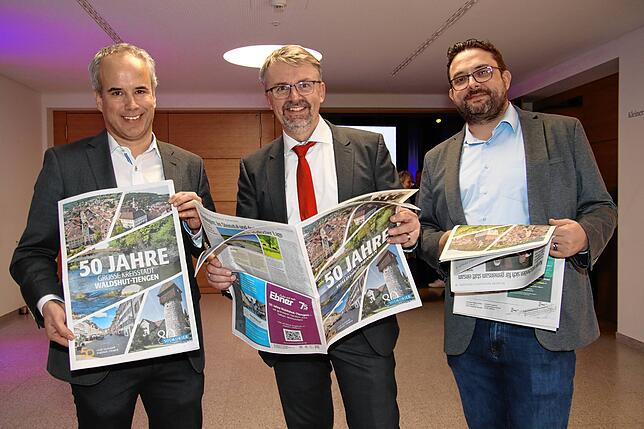Heiko Spitznagel, Regiomanager der SK One, der Werbevermarktung des SÜDKURIER, OB Martin Gruner und Markus Baier, Leiter der ...