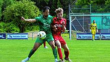Der TSV Aach-Linz (Burak Arai, links, Schütze des 4:0) hat sich nach ausgeglichener ersten Halbzeit am Ende doch noch mit 4:0 beim FV ...