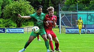 Der TSV Aach-Linz (Burak Arai, links, Schütze des 4:0) hat sich nach ausgeglichener ersten Halbzeit am Ende doch noch mit 4:0 beim FV ...