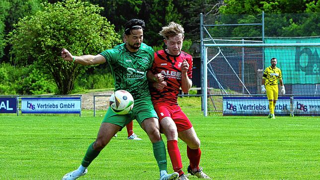 Der TSV Aach-Linz (Burak Arai, links, Schütze des 4:0) hat sich nach ausgeglichener ersten Halbzeit am Ende doch noch mit 4:0 beim FV ...