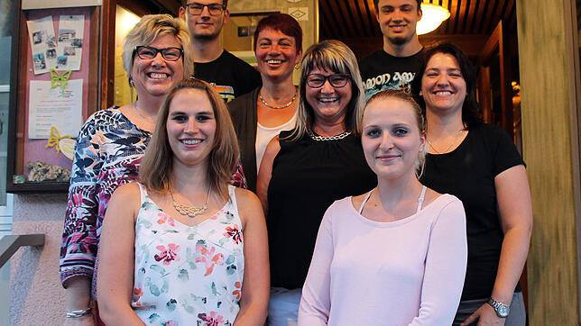 Das neugewählte Vorstandsteam der Turnabteilung des TSC Blumberg, vorne von links Jaquelin Hewer, Valerie Bartacova, Mitte von links ...