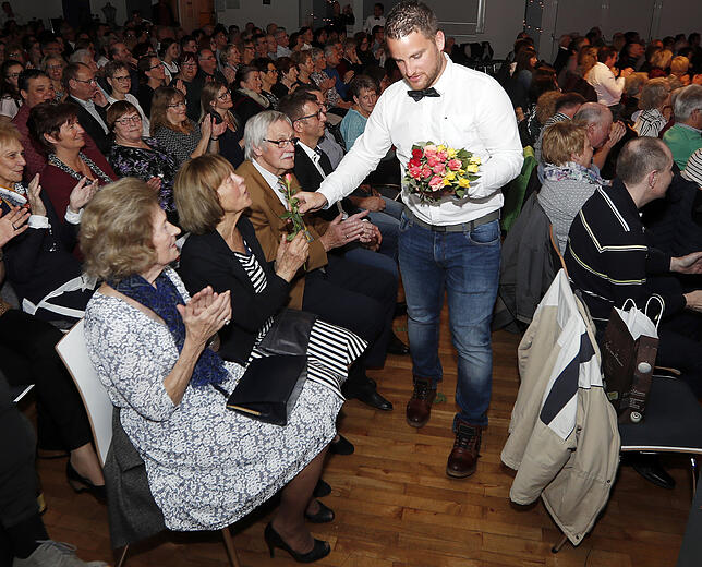 Ganze Gentleman schenken die Männer den Damen in der Stadhalle eine Rose. Bild: Roger Müller