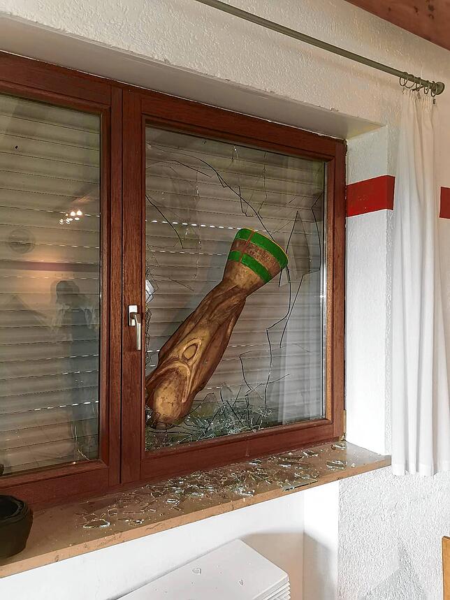Eine von vielen sinnlosen Zerstörungen: Der große hölzerne WM-Pokal wurde in de Fensterscheibe geworfen