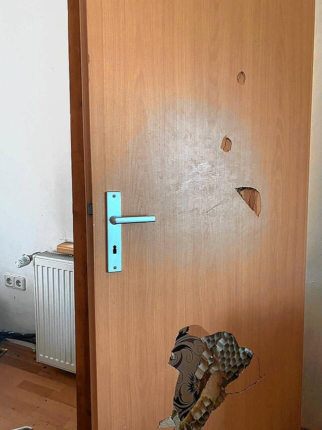 So sah die Wohnungstür, hinter der sich die Zielpersonen aufhielten, nach dem SEK-Einsatz aus.