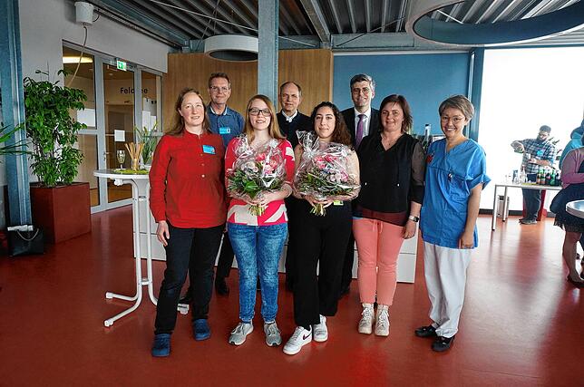 Freude über Abschluss: Die frisch gebackenen Hebammen Severine Streit (mit Blumen links) und Francesca D‘Accurso bei der kleinen ...