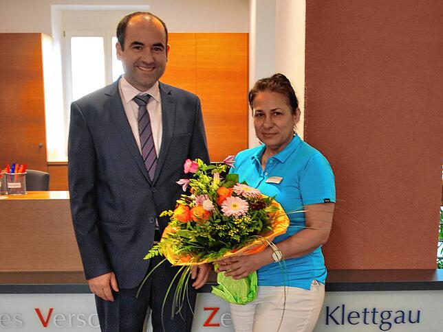 Bürgermeister Ozan Topcuogullari begrüßte die im MVZ Klettgau neu angestellte Fachärztin für Innere Medizin Gülcan Anbarci mit einem ...