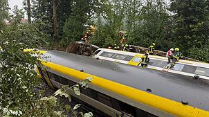 Die Bergung der entgleisten Waggons dürfte nach Einschätzung der Feuerwehr noch einige Zeit in Anspruch nehmen.
