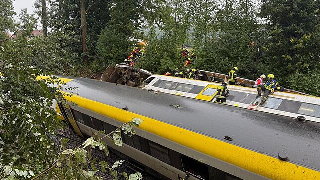Die Bergung der entgleisten Waggons dürfte nach Einschätzung der Feuerwehr noch einige Zeit in Anspruch nehmen.