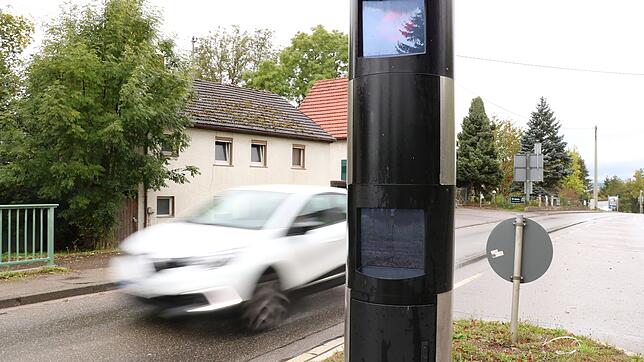 Die Blitzersäule auf der alten Bundesstraße in Pfohren diszipliniert den Verkehr. Laut Anwohnern aber nur in einem sehr begrenzten ...