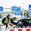 Beamte der Bundespolizei kontrollieren am Grenzübergang Weil am Rhein an der A5 einen aus der Schweiz einreisenden Autofahrer. Viele ...