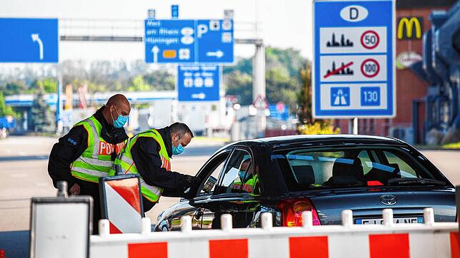 Beamte der Bundespolizei kontrollieren am Grenzübergang Weil am Rhein an der A5 einen aus der Schweiz einreisenden Autofahrer. Viele ...