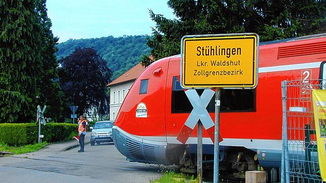 Bahnübergänge wie diesen in Stühlingen rüsten die Bahnbetriebe Blumberg mit moderner Sicherheitstechnik aus.