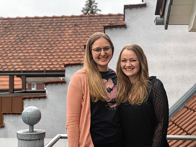 Anja Kaiser (links) und Leonie Dieterle haben die Idee entwickelt, eine Bräunlinger Version des „Wellerman“-Liedes ins Leben ...