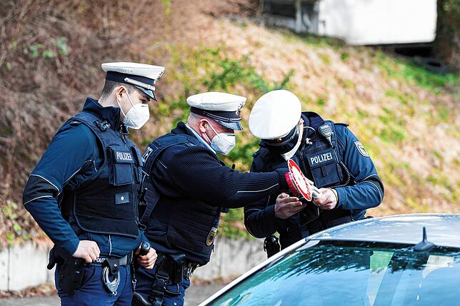 Beamte der deutschen Bundespolizei kontrollieren Anfang 2021 in einer Schleierfahndung die Einhaltung der coronanbedingten ...