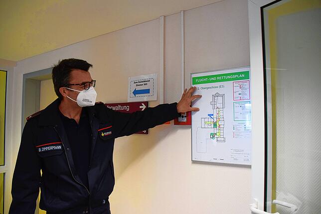 Bernd Zimmermann erklärt den Fluchtplan und die Brandschutztüren.