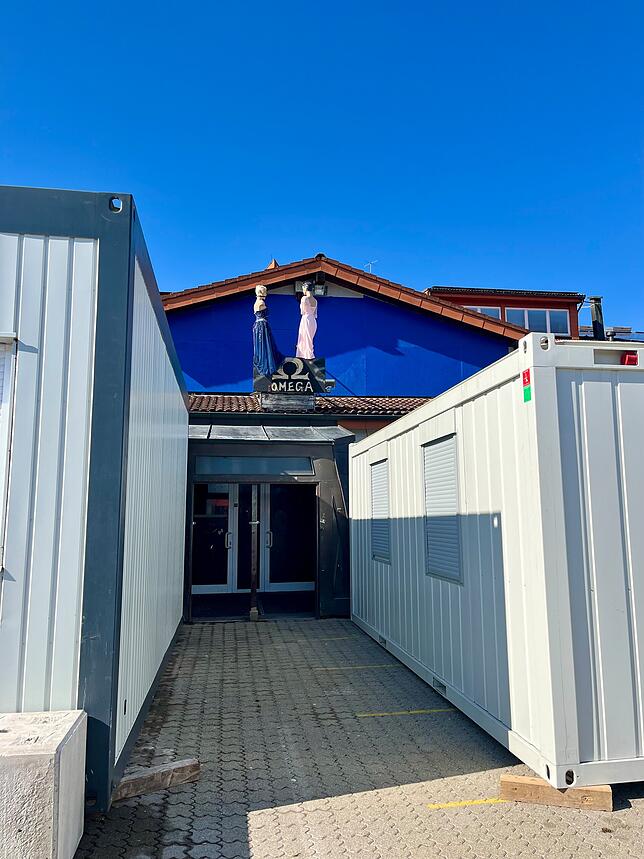 In die Containern werden Garderobe, Kasse und Ausschank für den Außenbereich einziehen.