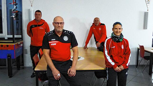 Einige Personen aus dem Trainerstab der Damenmannschaften des SV Deggenhausertal (von links): Markus Mecking, Walter Thomas, Berthold ...