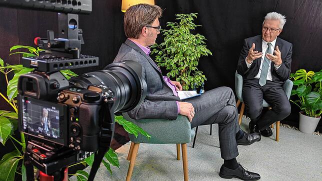 Ministerpräsident Winfried Kretschmann im Gespräch mit SÜDKURIER-Chefredakteur Stefan Lutz.