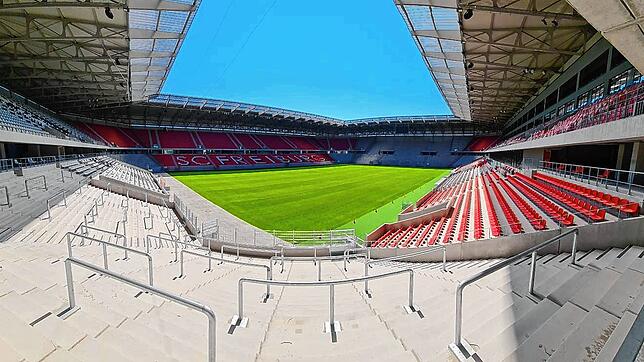 Das neue Stadion, im Vordergrund die Stehplätze der Fans der Breisgauer.