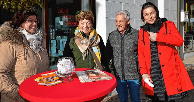 Verkaufsoffener Sonntag in Markdorf: (von links) Ingrid Riederer, Maria und Josef Denzler gehören zu den Fans von Sängerin Carman Denzler.