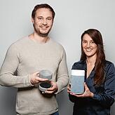 Das Gründer-Duo: Florence Wenzler mit dem Sprachassistenten und Mark Collmann mit seinem Alexa-Zusatz.