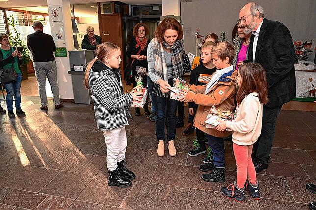 Die fleißigen Sammler überreichen die Geschenke an ihre ukrainischen Schulkameraden. Auf dem Bild passen Horst und Monika Studte vom ...