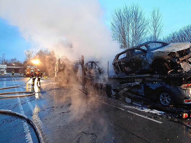 Bild 5: Bilder von Einsatz und Bergung auf der B 31: E-Autos brennen