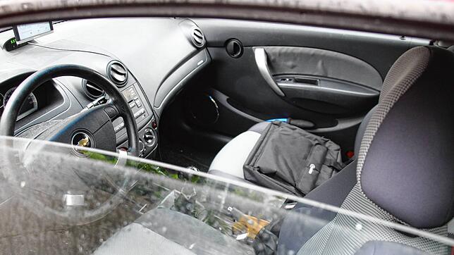 (Symbolbild) Wer sein Auto unverschlossen oder gar die Fensterscheibe unten lässt, erleichtert es Einbrechern, wertvolle Gegenstände aus ...