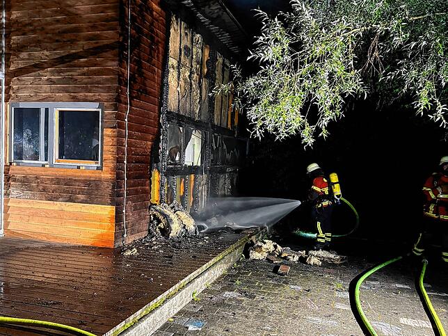 40 Einsatzkräfte der Feuerwehr Singen mit zehn Fahrzeugen nahmen den Kampf gegen die Flammen in der Nacht auf Dienstag in der Nordstadt auf.