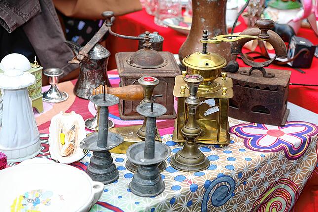 Bild 11: Konstanz – Altstadt-Flohmarkt auf dem Stephansplatz: Hier stöbern und feilschen die Konstanzer
