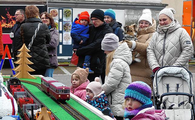 Kinder am Stand der Biberbahn.