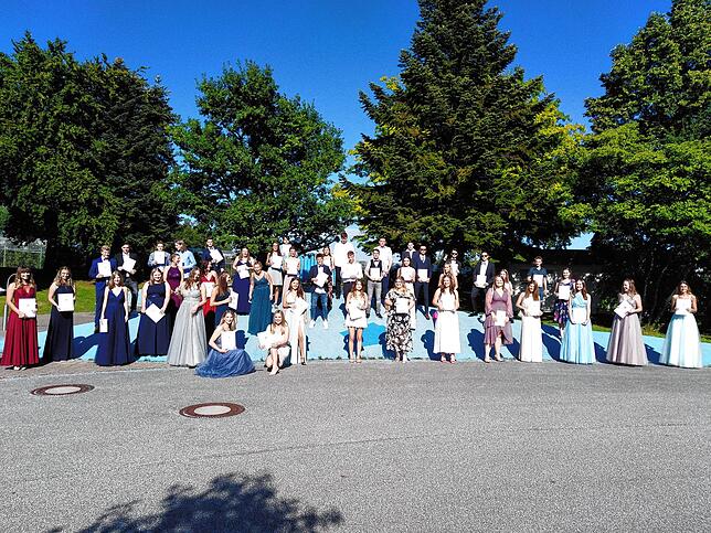 Die Abiturienten der Bodensee-Schule erhielten bei strahlendem Sonnenschein ihre Zeugnisse.