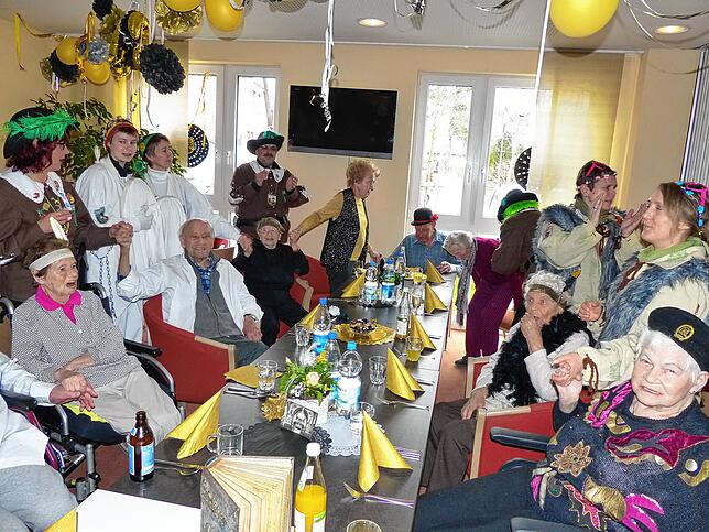 Einen warmen Empfang bereitete das &bdquo;Haus der Pflege&ldquo; San Sebastian den Narren, die mit Musik kamen und mit den Senioren ...