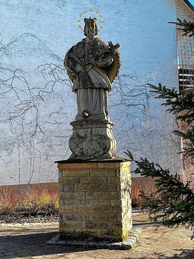 Statue: Die Statue des heiligen Nepomuks am Dorpfplatz prägt die Ortsmitte von Horheim.