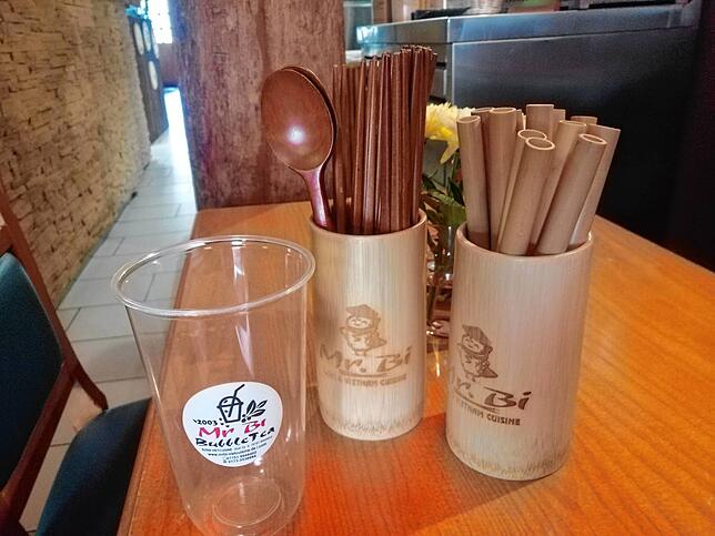 Becher aus Bio-Kunststoff und Strohhalme aus Bambus ergänzen die Plastikalternativen bei Mr. Bi.