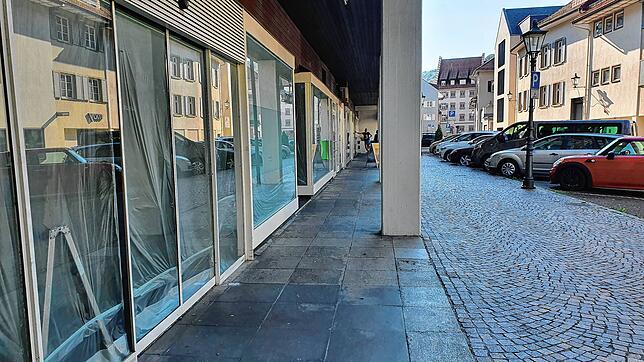 Blickdichte Folien schirmen von ihnen die Schaufenster des Geschäftshauses in der Rheinstraße 31 ab. Hier befand sich bis Ende Juni eine ...