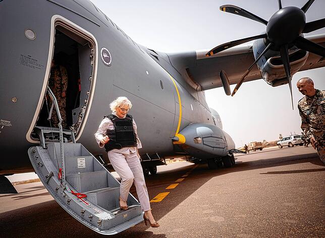 Christine Lambrecht (SPD), damals noch Verteidigungsministerin, steigt in Mali aus dem Flugzeug.