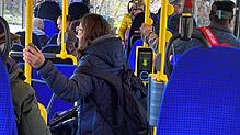 Fahrgäste im Bus auf der Seelinie: Die Strecke zwischen Friedrichshafen und Überlingen wird vom ÖPNV gut bedient und gern genutzt.