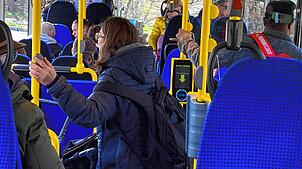 Fahrgäste im Bus auf der Seelinie: Die Strecke zwischen Friedrichshafen und Überlingen wird vom ÖPNV gut bedient und gern genutzt.