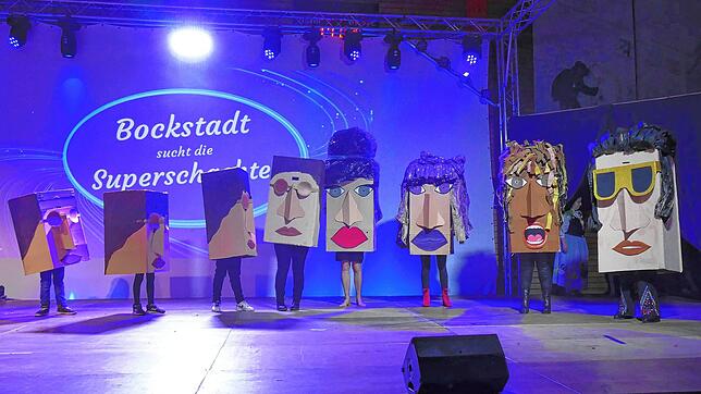 Beim Programmpunkt &bdquo;BSDS&ldquo; (Bockstadt sucht die Superschachtel) holt der Narrensamen Musik-Größen wie die Beatles, Amy ...