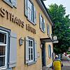 Die Farbe an den Fensterläden bröckelt, die Substanz ist marode: Das alte Gasthaus Löwen in Wollmatingen soll abgerissen und durch ...