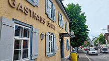 Die Farbe an den Fensterläden bröckelt, die Substanz ist marode: Das alte Gasthaus Löwen in Wollmatingen soll abgerissen und durch ...